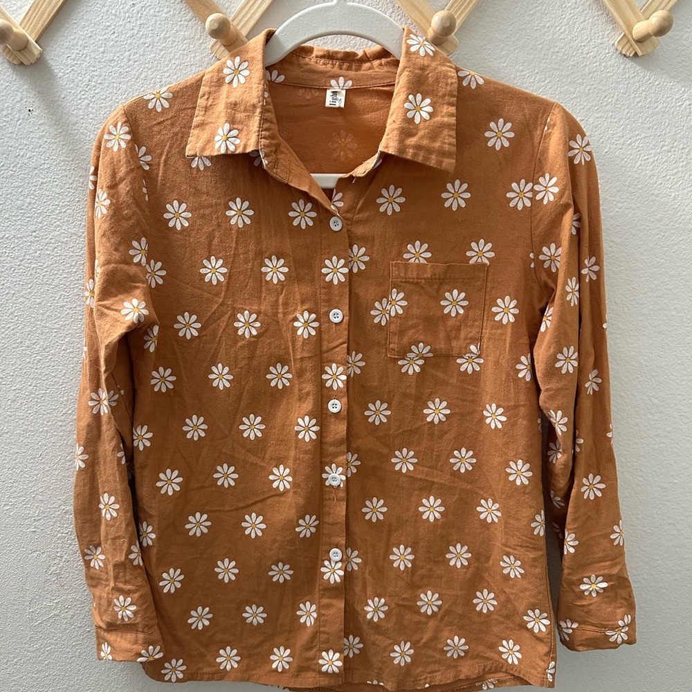 Daisy print button up top